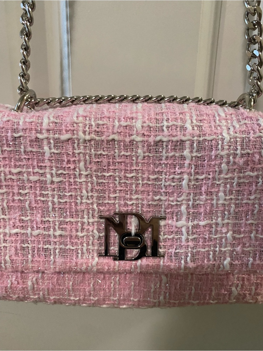 Badgley Mischka Pink Tweed Crossbody Bag with Silver Chain - Picture 2 of 6